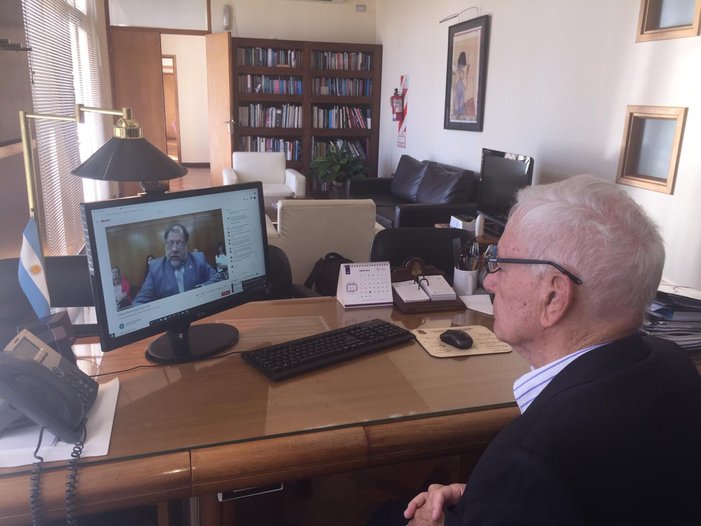 Rector Dr. Hugo Juri asistencia remota al primer acto virtual de colación