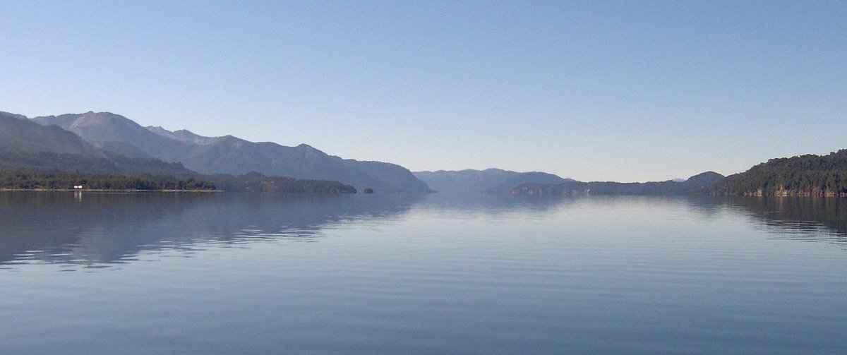 1200px-Lago_Nahuel_Huapi_2007.jpg