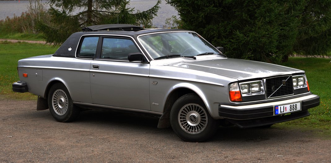 1978_Volvo_262_Coupé_Bertone.jpg