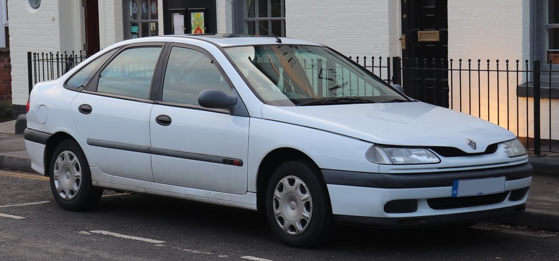 1997_Renault_Laguna_RT_2.0_Front.jpg