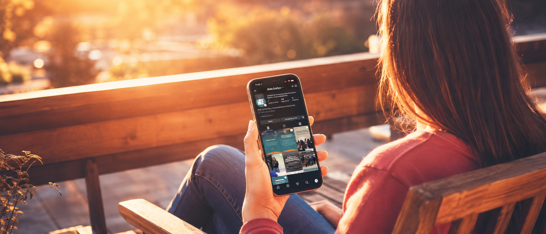 Persona usando el celular para seguir al IITDE en redes sociales
