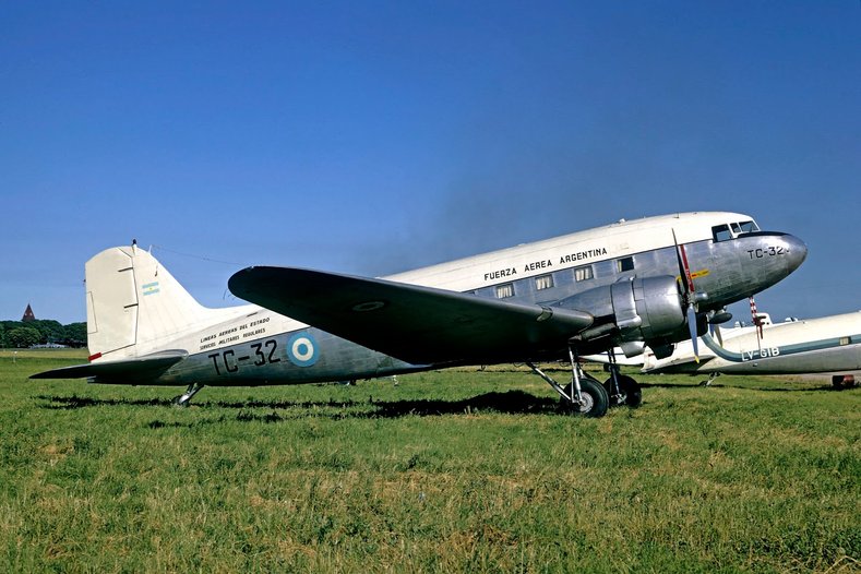 Douglas_DC-3.jpg