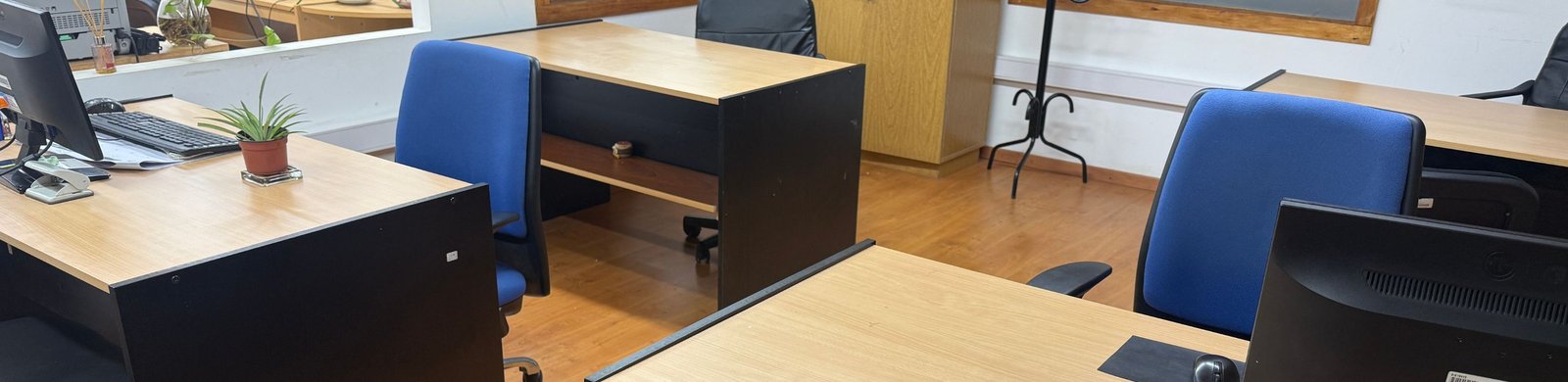 Entrega de mobiliario para áreas nodocentes de la Facultad.jpg