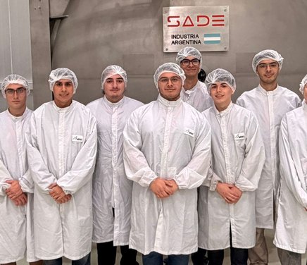 Estudiantes de la Facultad visitaron VENG en el Centro Espacial Teófilo Tabanera.jpg