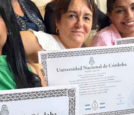 Nodocentes de la Facultad recibieron su título de la Licenciatura en Gestión Universitaria.png