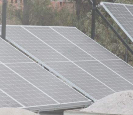 Paneles solares en el edificio de ciudad universitaria